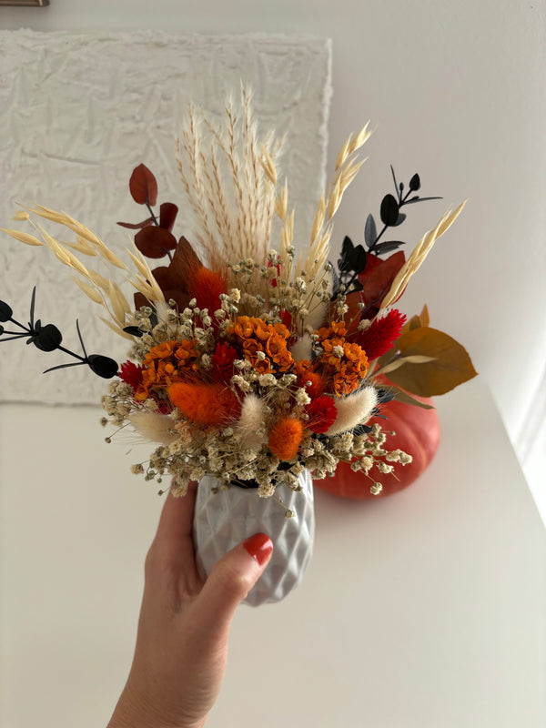 Herbststräußchen aus Trockenblumen mit Vase