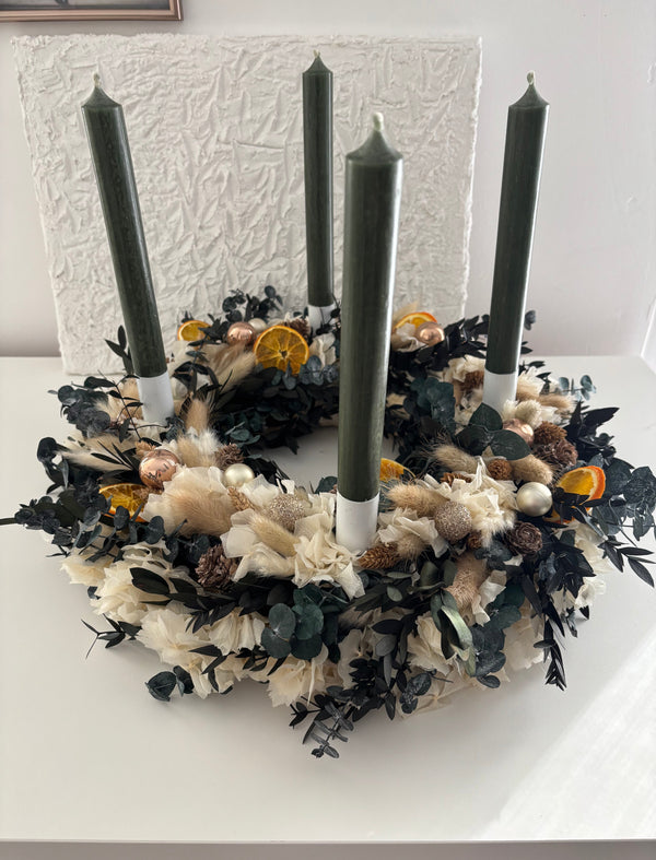 Adventskranz aus Trockenblumen mit Orangen und Zedern