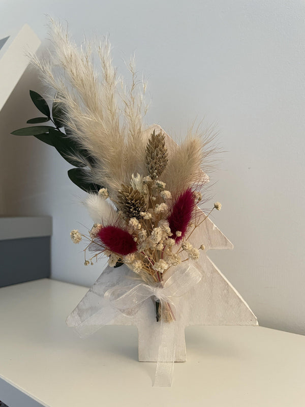 Holztanne mit einem weihnachtlichen Trockenblumensträußchen - www.Flower-Passion.com