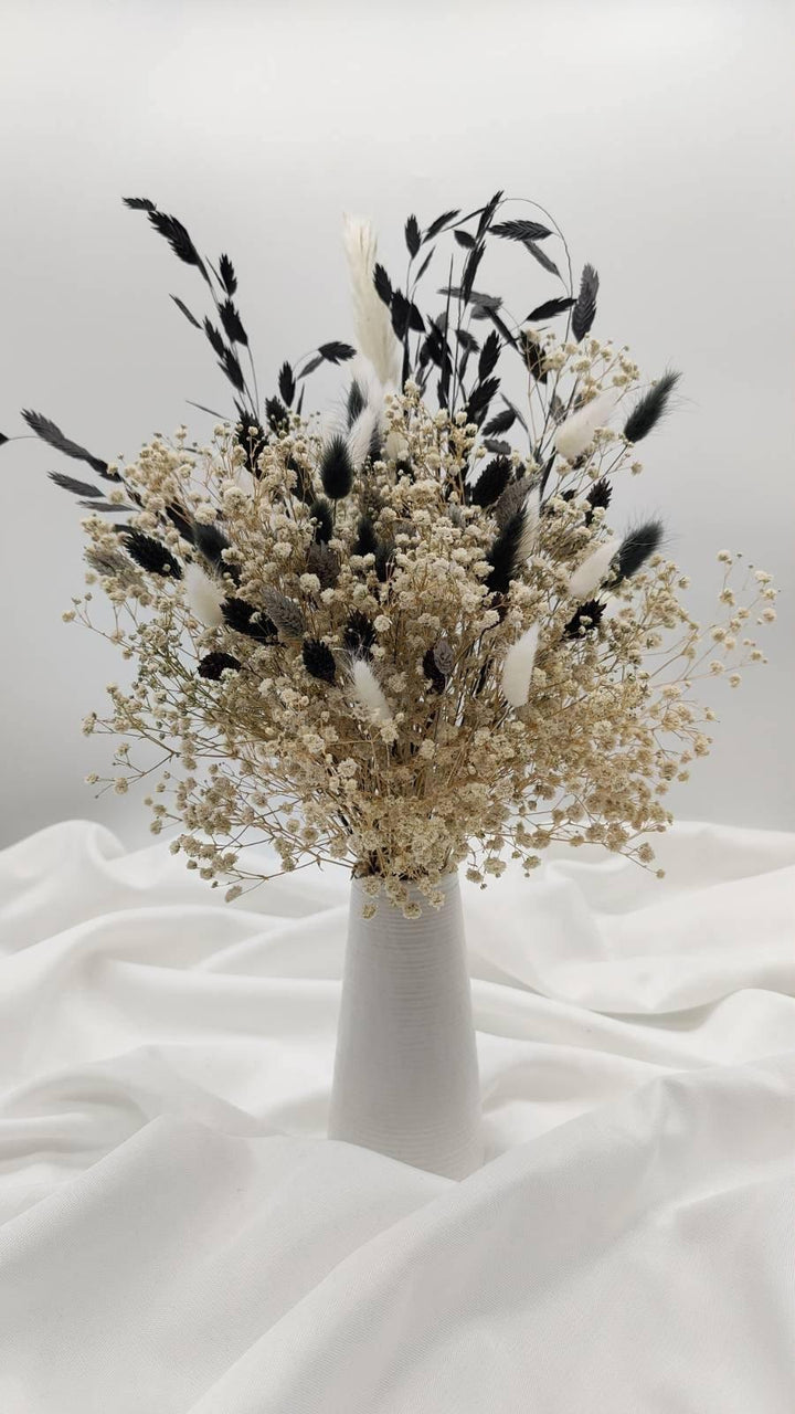 "Black and White" Trockenblumenstrauß - www.Flower-Passion.com